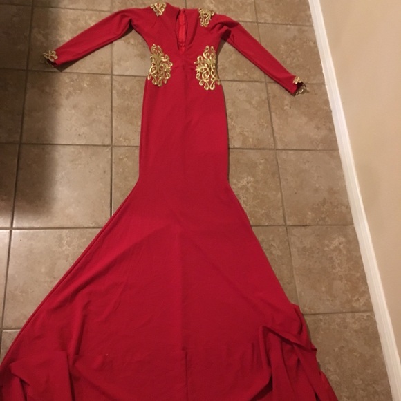 Red gown - Picture 2 of 4